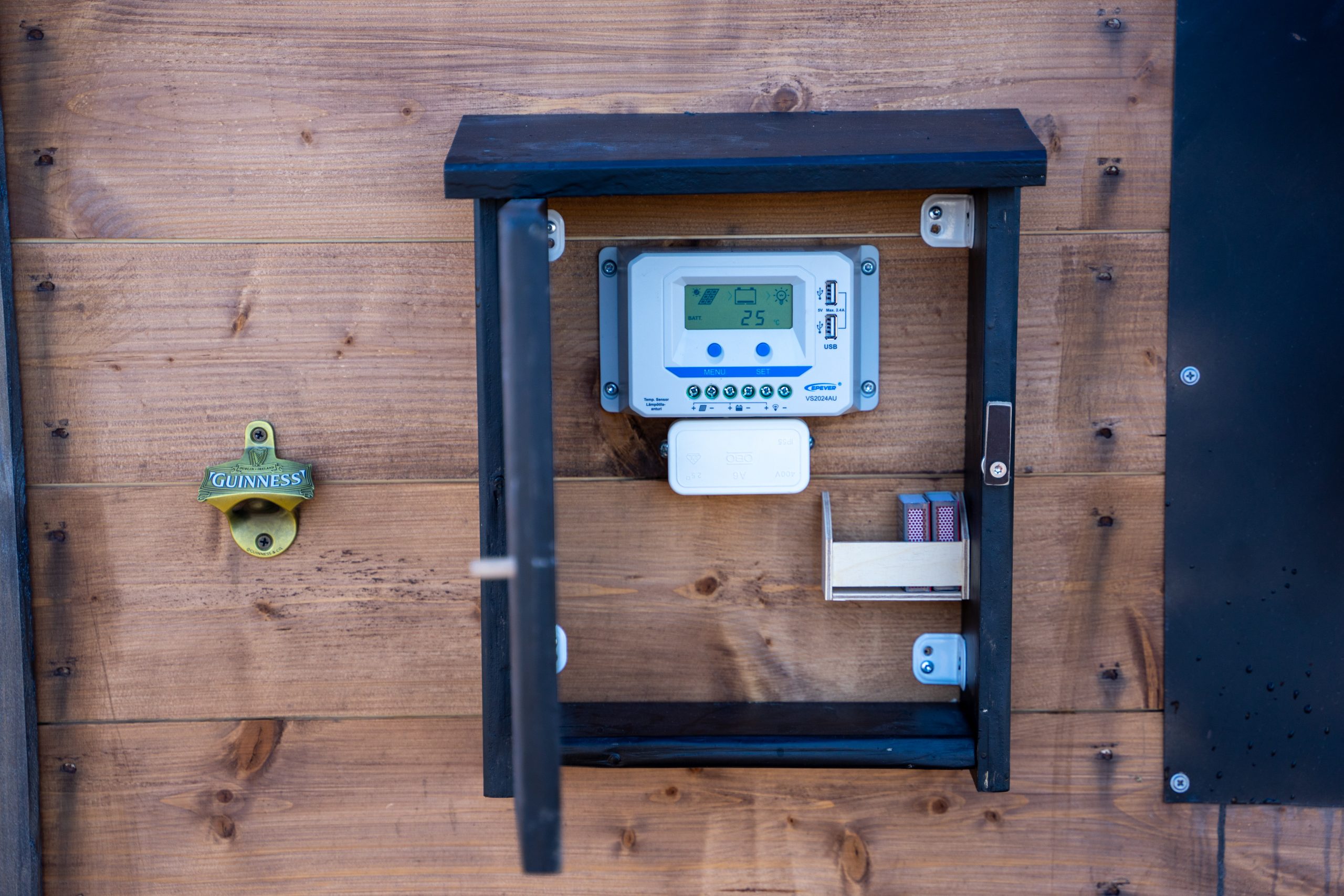 aurinkopaneelin ohjain